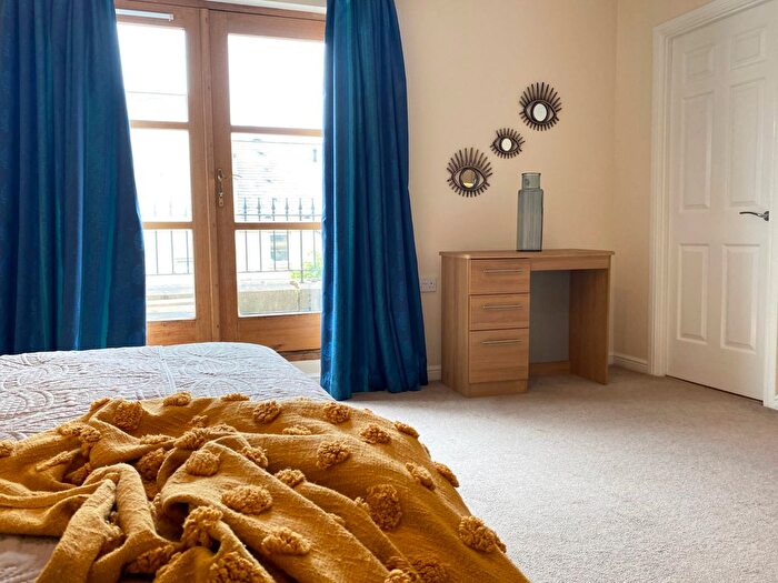 5 Bedroom Flat To Rent In Dicksonfield, Edinburgh, EH7