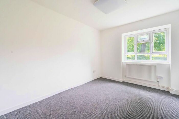 3 Bedroom Flat To Rent In Aldrington Road, Streatham, London, SW16