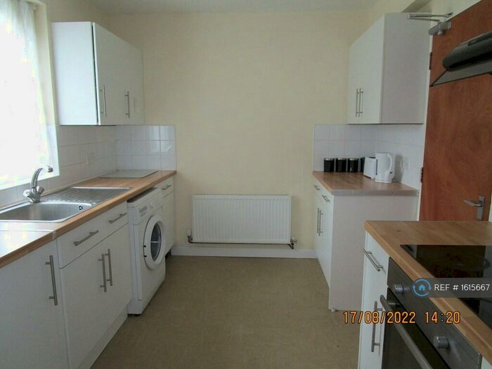 5 Bedroom Semi-Detached House To Rent In Founder Close, Coventry, CV4