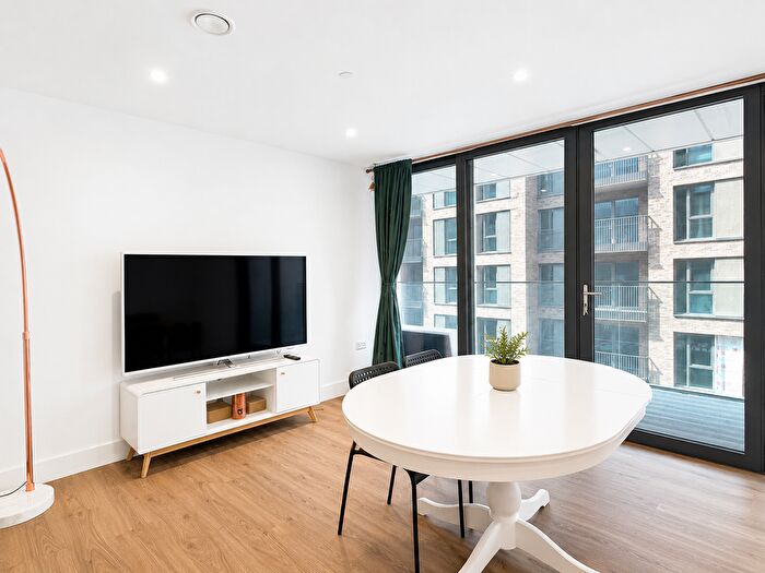 1 Bedroom Flat For Sale In Sandown House, Staines, TW18