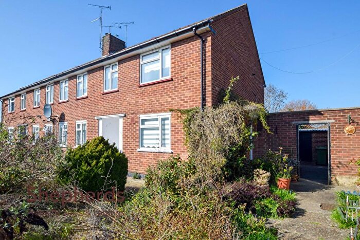 2 Bedroom Maisonette For Sale In High Street, Cheshunt, EN8