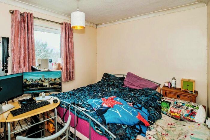 2 Bedroom Apartment For Sale In Summerlea Gardens, Littlehampton, West Sussex, BN17