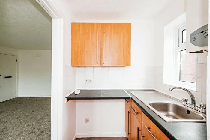 1 Bedroom Flat For Sale In Middle Road, Lancing, West Sussex, BN15