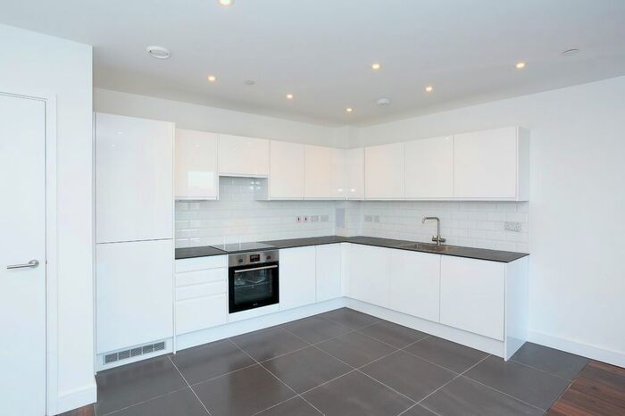 1 Bedroom Flat To Rent In Vicarage Road, Watford, Hertfordshire, WD18