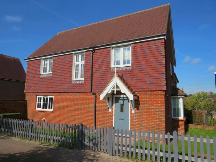 4 Bedroom Semi-Detached House To Rent In Kingfisher Drive, Haywards Heath RH16