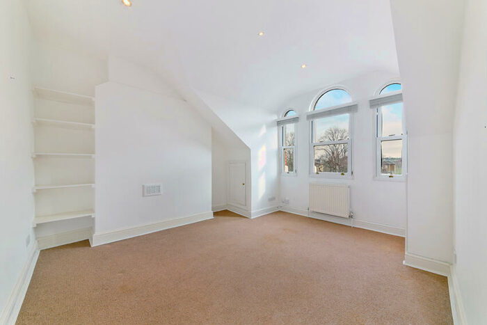 2 Bedroom Apartment To Rent In The Gardens, East Dulwich London, SE22