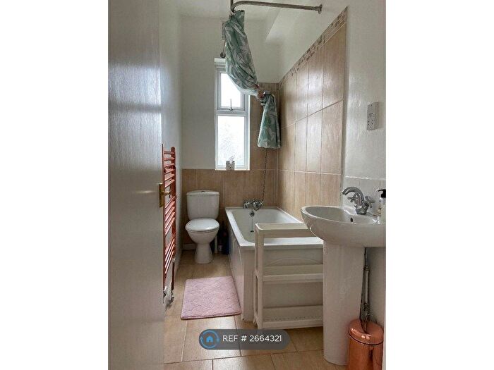 2 Bedroom Flat To Rent In West Bank, London, N16