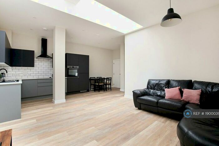 2 Bedroom Flat To Rent In Kingsgate House, Kingswood, Bristol, BS15
