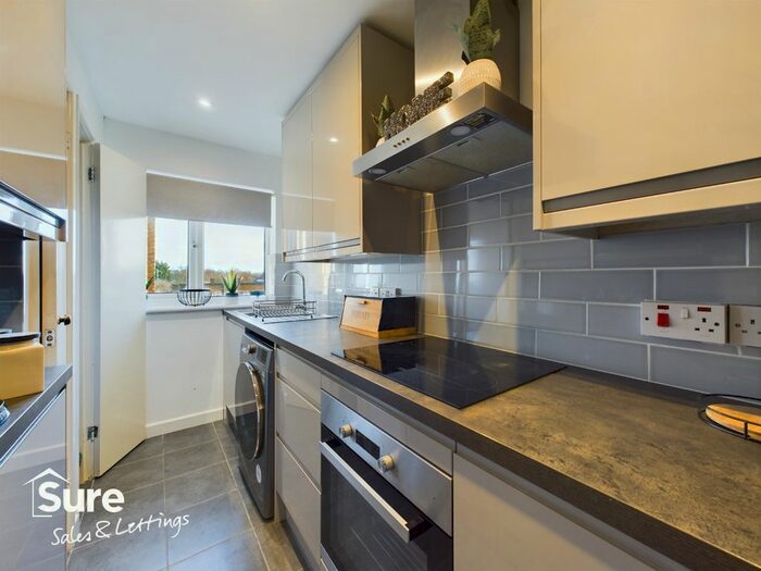 2 Bedroom Flat To Rent In Hammer Lane, Hemel Hempstead, Hertfordshire, HP2