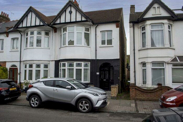 1 Bedroom Flat To Rent In Woodfield Park Drive, Leigh-On-Sea, SS9