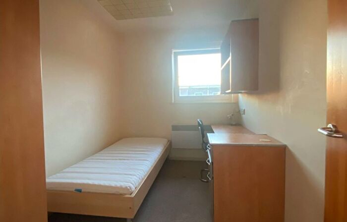 2 Bedroom Flat To Rent In Crown Station Place, Edge Hill, Liverpool, L7