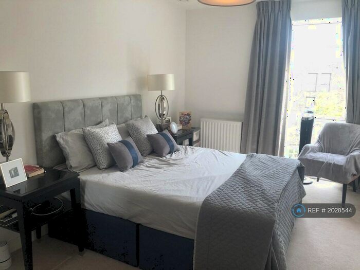 2 Bedroom Flat To Rent In Severin Court, London, SE17