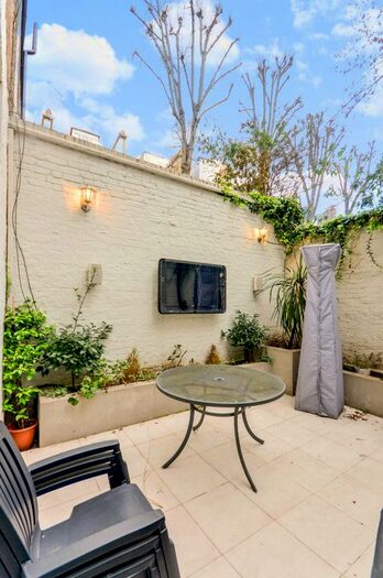 2 Bedroom Flat For Sale In Redcliffe Square, Chelsea, London, SW10