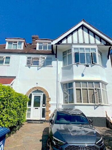 Studio To Rent In Queens Road, London, NW4