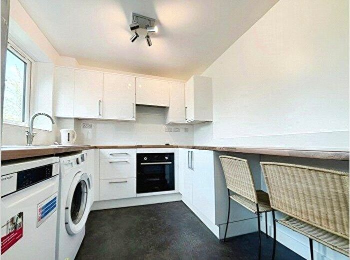 2 Bedroom Flat To Rent In Cleves Court, Firs Avenue, Windsor, SL4