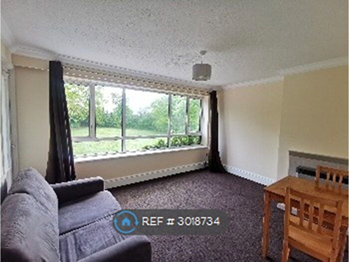 1 Bedroom Flat To Rent In Priestwood Square, Bracknell, RG42
