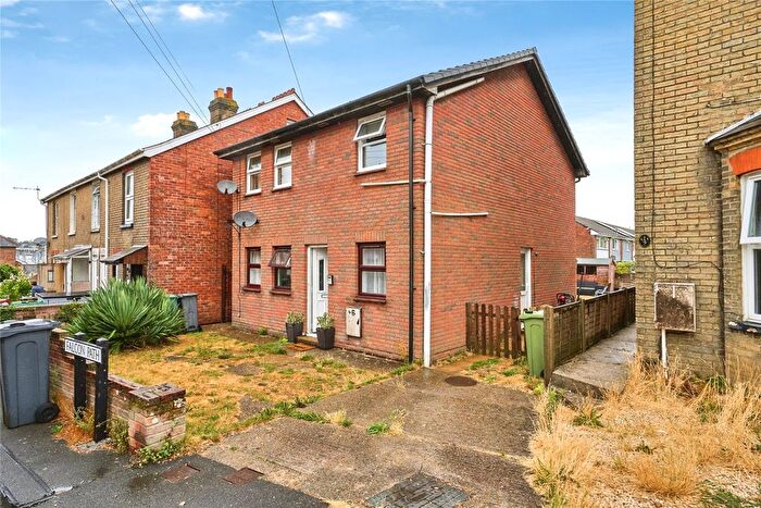 2 Bedroom Maisonette For Sale In Falcon Road, East Cowes, Isle Of Wight, PO32