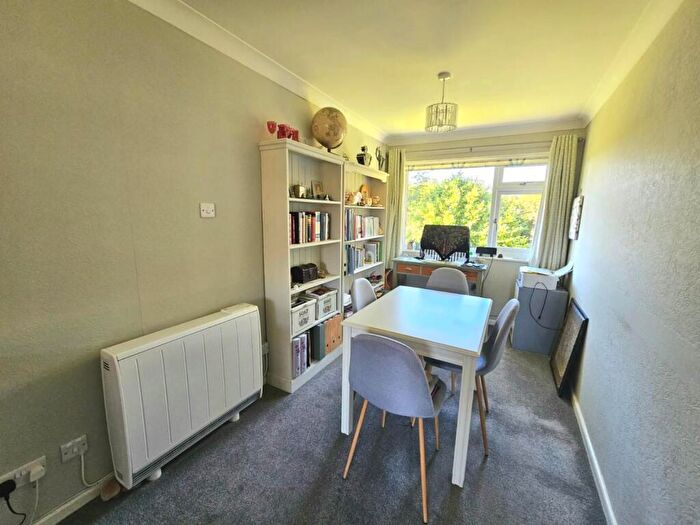 1 Bedroom Flat For Sale In Elm Lodge, Hopton Road, Cam, GL11