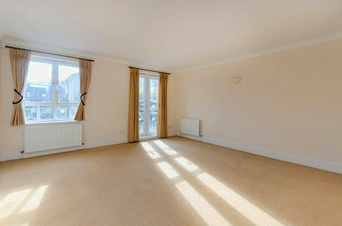 2 Bedroom Flat To Rent In Samuel Gray Gardens, Kingston, Kingston Upon Thames, KT2
