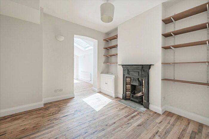 1 Bedroom Flat To Rent In Gayford Road, Shepherd's Bush, W12