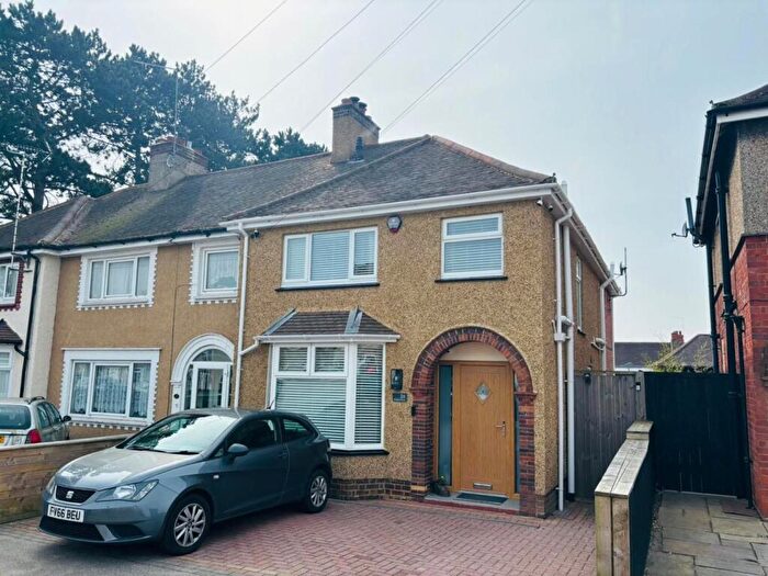 4 Bedroom Semi Detached House For Sale In Bushland Road, The Headlands, Northampton, NN3