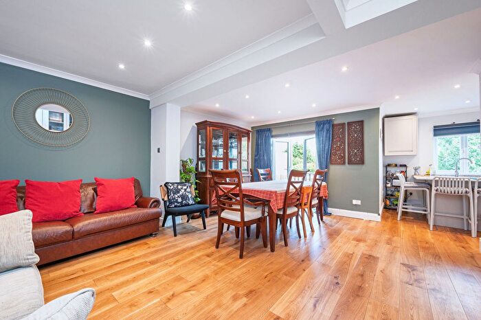 3 Bedroom Terraced House For Sale In Connaught Avenue, Barnet, EN4