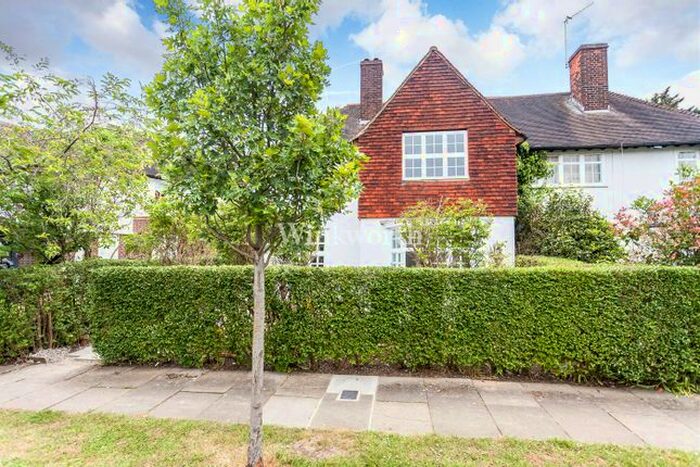 3 Bedroom Semi-Detached House To Rent In Brookland Rise, London, NW11