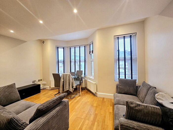 3 Bedroom Flat To Rent In Kellino Street, Tooting, SW17