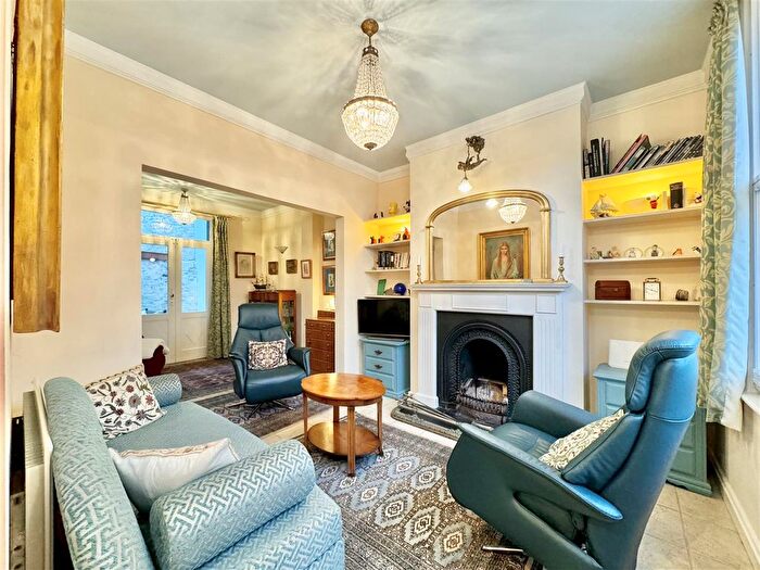 2 Bedroom Semi-Detached House For Sale In Croft Road, Hastings, TN34