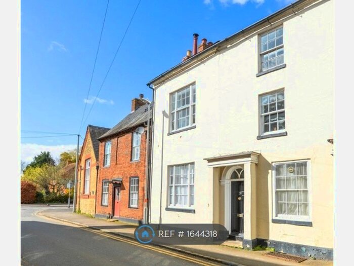 1 Bedroom Flat To Rent In Park Street, Towcester, NN12