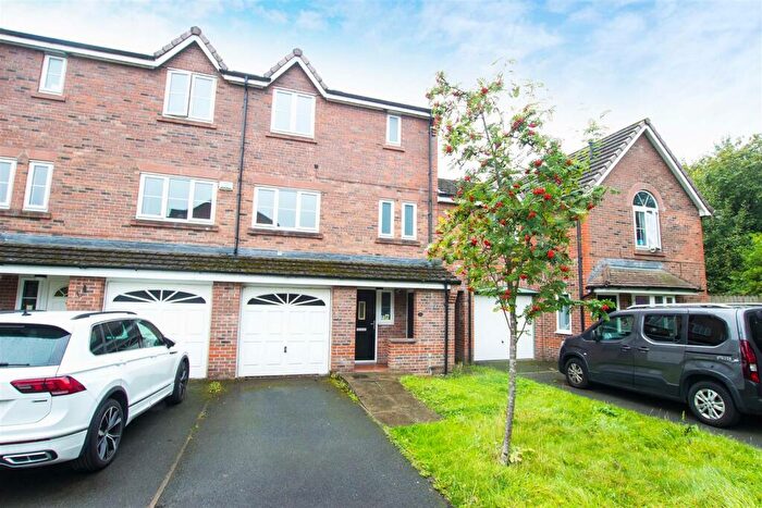 4 Bedroom Town House To Rent In Bellfield View, Bolton, BL1