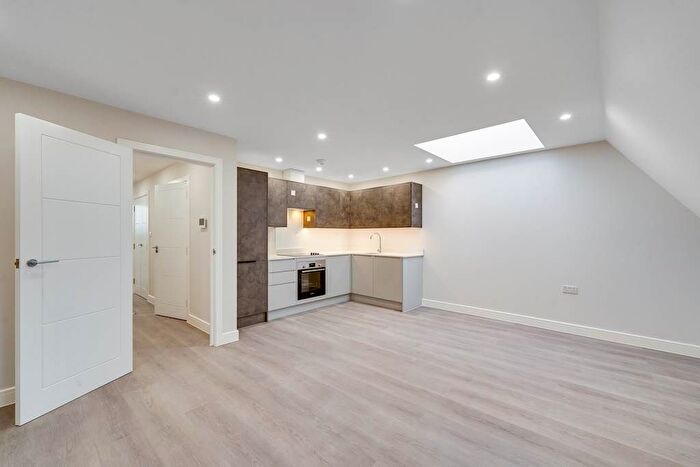 2 Bedroom Flat To Rent In High Road, London, N12