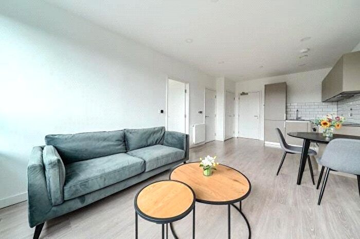 Flat To Rent In Flat Platform, Market Street, Bracknell, RG12