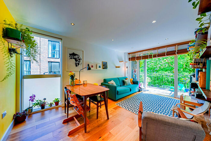 2 Bedroom Flat For Sale In Whiston Road, London, E2