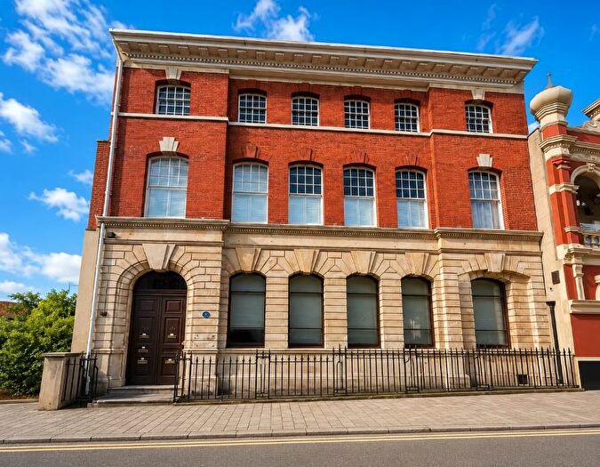 2 Bedroom Flat For Sale In High Street, Chatham, ME4