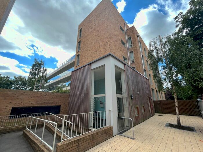 2 Bedroom Flat To Rent In Medway House, Kidwells Close, Maidenhead, Berkshire, SL6