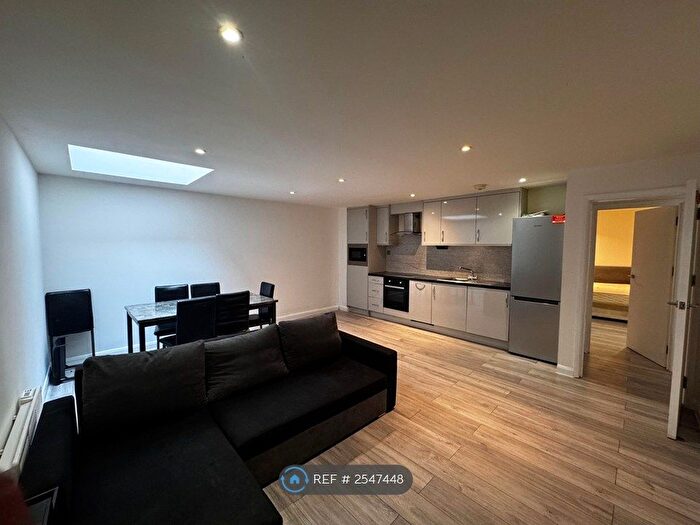 2 Bedroom Flat To Rent In The Broadway, London, SW19