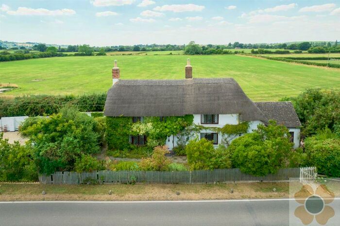 2 Bedroom Cottage For Sale In Broad Town Road, Broad Town, SN4