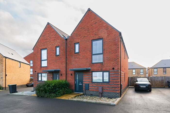 3 Bedroom Semi-Detached House To Rent In Victorious Close, Lee-on-the-solent, Hampshire, PO13