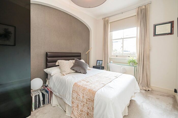 2 Bedroom Flat For Sale In Haarlem Road, London, W14