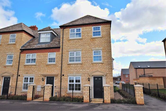 4 Bedroom Semi-Detached House To Rent In Langton Walk, Stamford, PE9