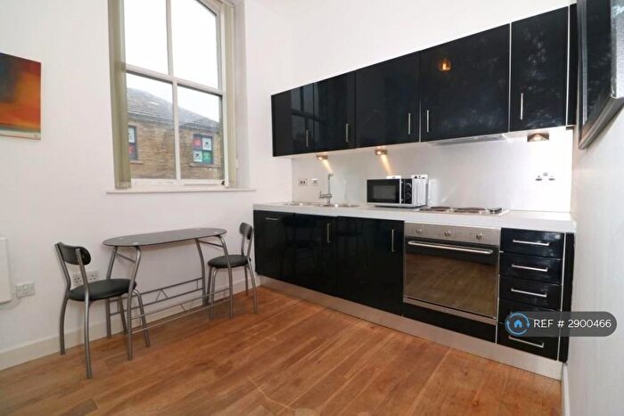 Studio To Rent In Hanover House, Bradford, BD1