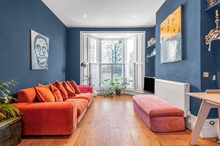 2 Bedroom Maisonette For Sale In Berriman Road, Islington, London, N7