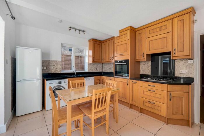2 Bedroom Flat To Rent In Radbourne Road, London, SW12