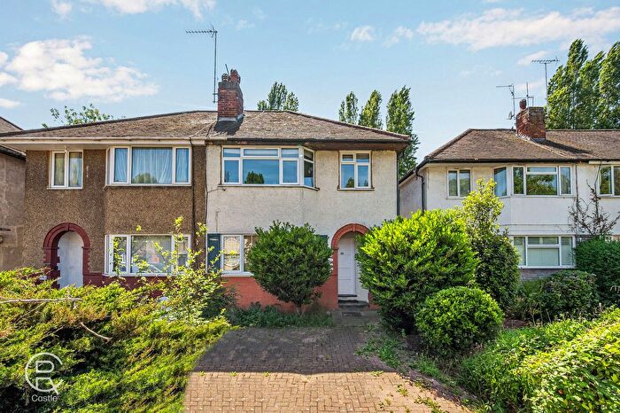 2 Bedroom Maisonette For Sale In Connell Crescent, London, W5