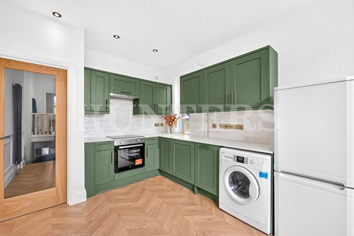 2 Bedroom Flat For Sale In Keston Road, London, N17