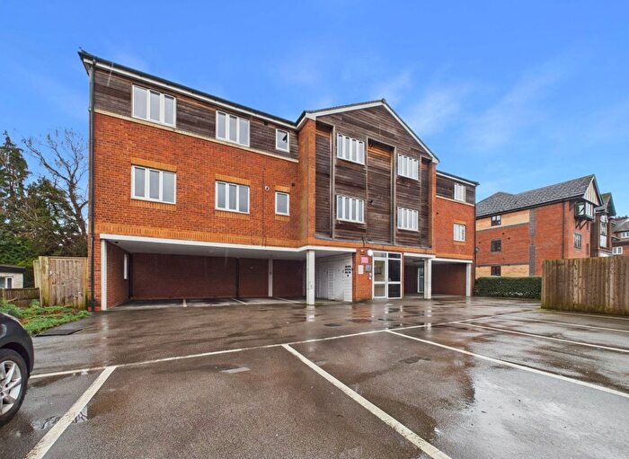 2 Bedroom Flat For Sale In Pines Court, Mansfield Road, Woodthorpe, Nottingham, NG5