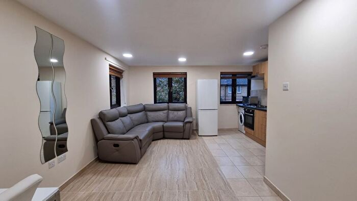 2 Bedroom Flat To Rent In Riverside Close, London, E5