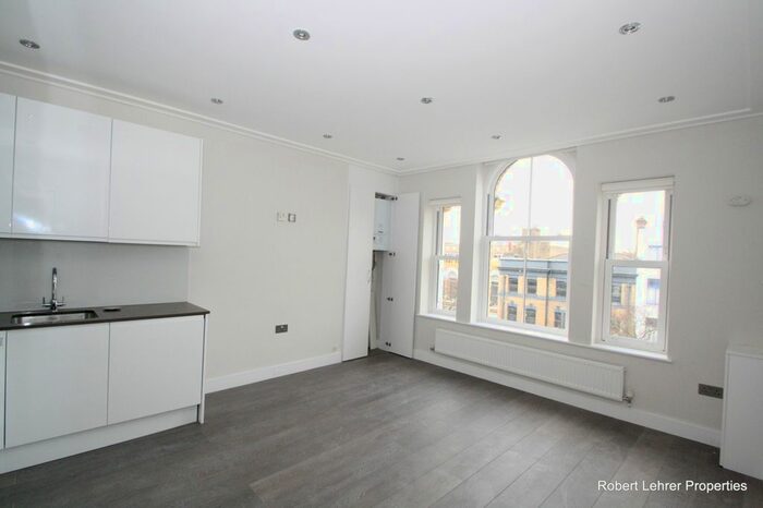 3 Bedroom Flat To Rent In Holloway Road, Upper Holloway, N7