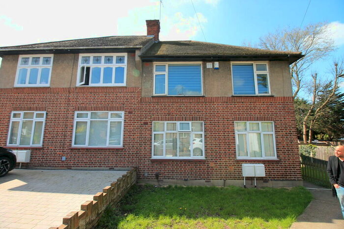 2 Bedroom Apartment To Rent In Oak Wood Close, Woodford Green, IG8
